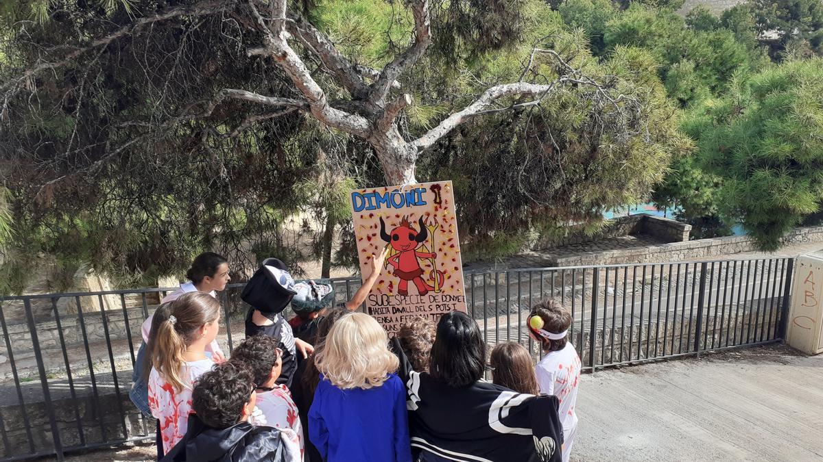 Alumnos contemplan el mural de El Dimoni