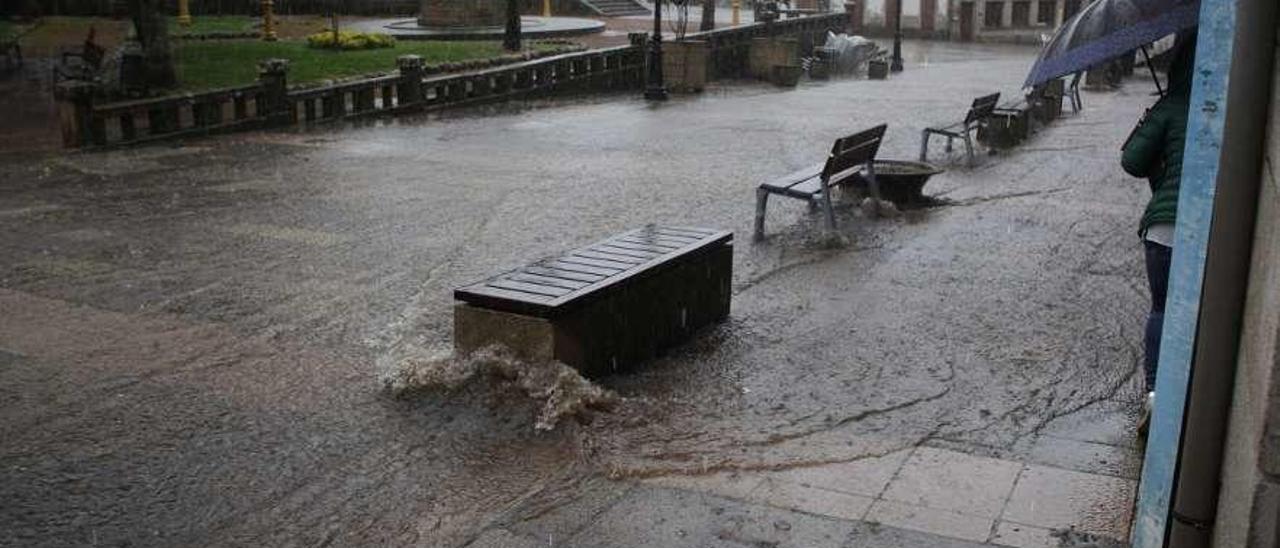 Riada en la Praza da Igrexa, durante la tormenta del pasado 24 de mayo. // Bernabé/Ana Agra