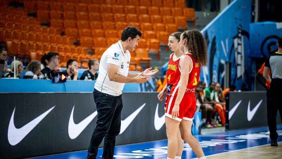 Jotacé Marcos da instrucciones a dos jugadoras durante el desarrollo del Mundial U17