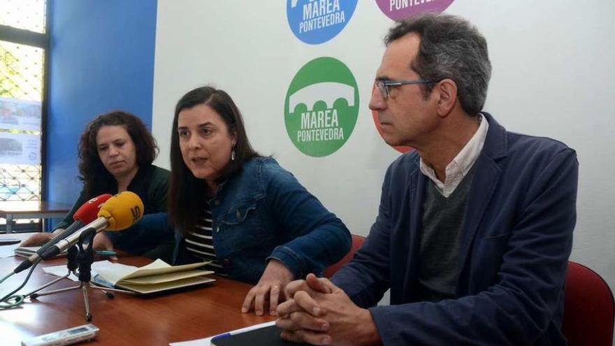 Bibiana Piñeiro, la senadora Vanessa Angustia y Luis Rei, portavoz de Marea Pontevedra. // Rafa Vázquez