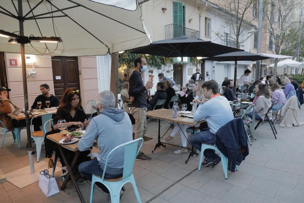 Terrazas llenas en la reapertura nocturna de los restaurantes