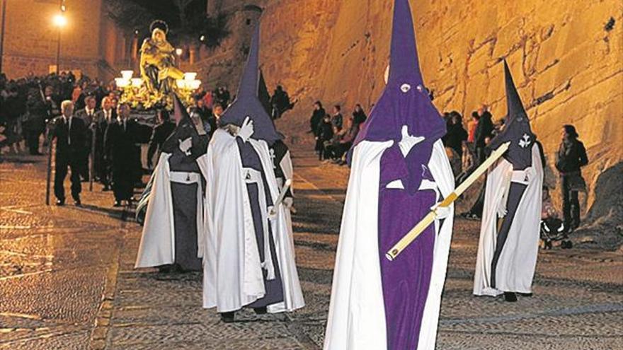 Peñíscola desfila por las calles y vive los vía crucis a cubierto