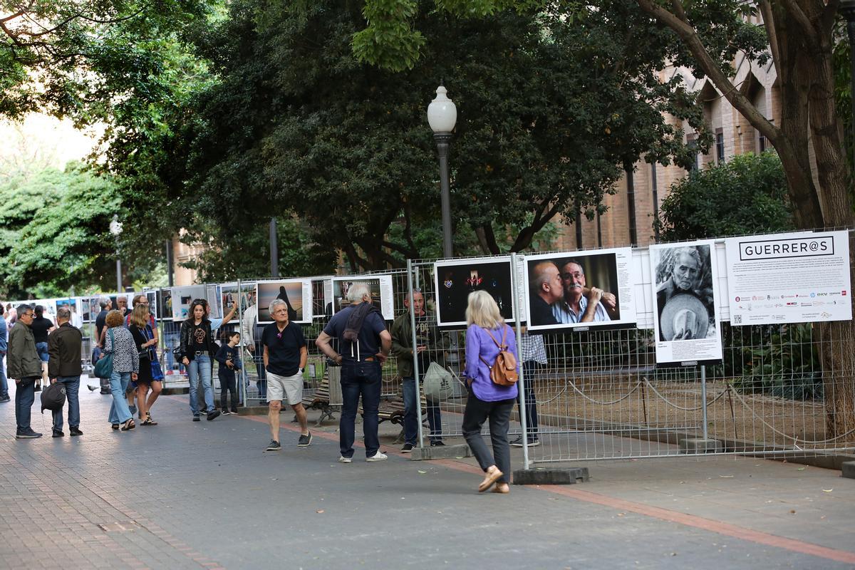 La exposición 'Guerr@s', en una de las calles de la Escola Industrial de la Diputación de Barcelona.