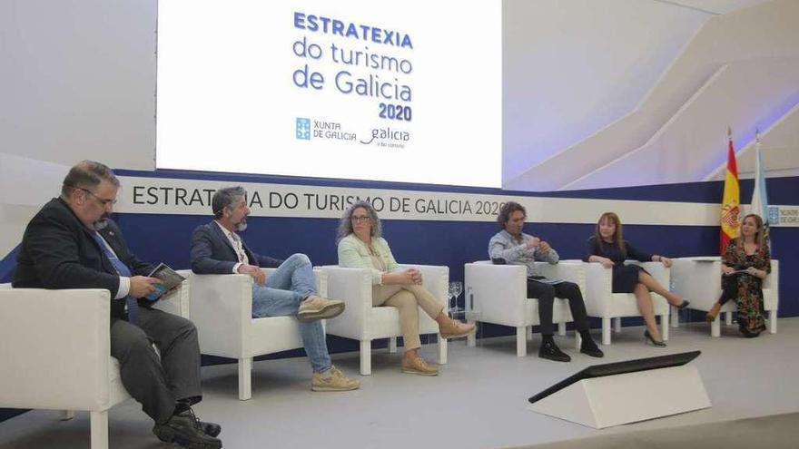 F. González, P. Solla, M. Rodríguez, B. Castro y M. Blanco, ayer con la presentadora del acto.