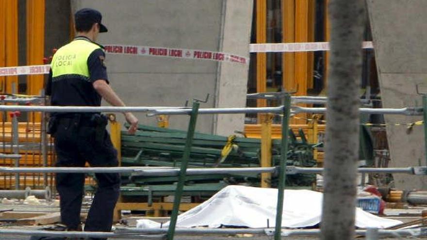 Cuatro personas han fallecido en un accidente en las obras de construcción del nuevo estadio del Valencia. En la imagen, uno de los fallecidos.