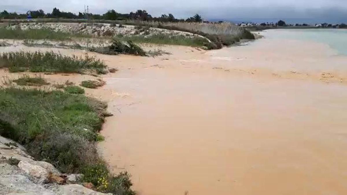 Entrada de agua al Mar Menor desde la Rambla del Albujón, tras un episodio anterior de lluvias torrenciales.