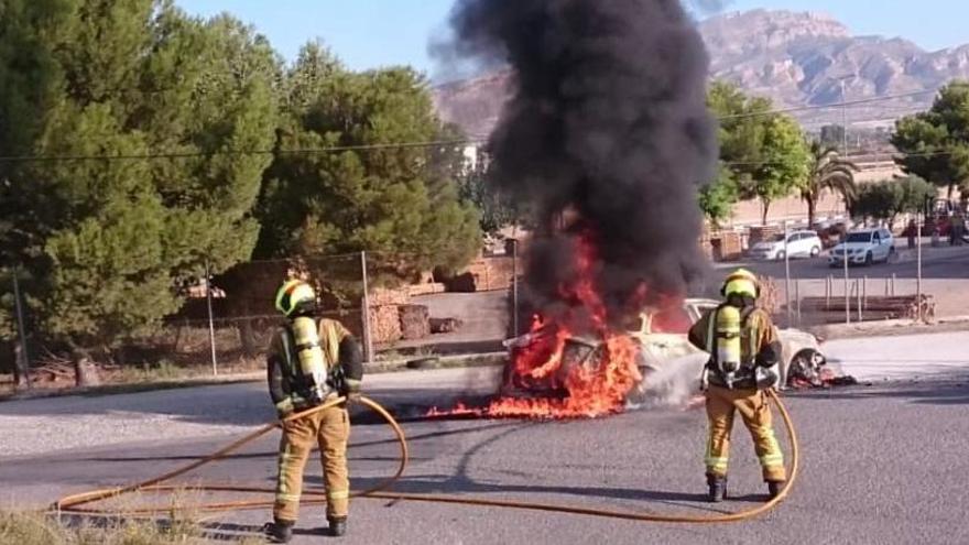 Un coche que circulaba por la autovía arde en Monforte