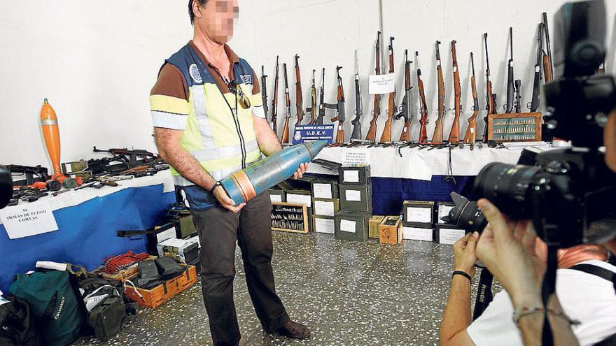 El arsenal intervenido expuesto en la Comisaría en mayo de 2009
