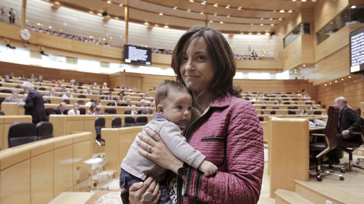 La senadora socialista Iolanda Pineda, con su hijo en un pleno.