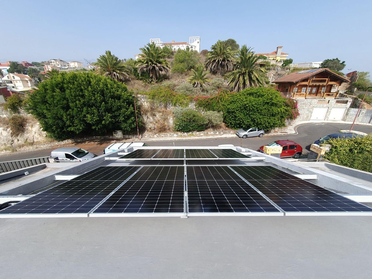 Instalación de autoconsumo residencial que produce 9.000 kWh al año, cubriendo la necesitad  total de la demanda de energía eléctrica de un hogar en Canarias