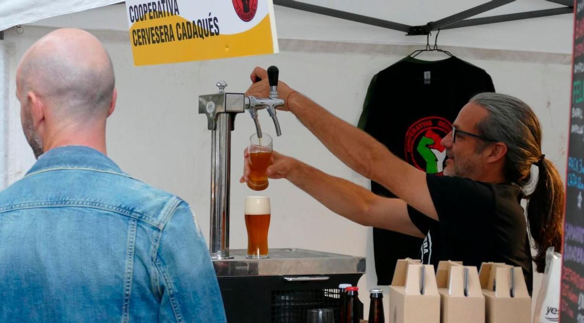 Un estand de l'edició de l'any passat de la Fira de la cervesa artesana de l'Alt Empordà, a Figueres.
