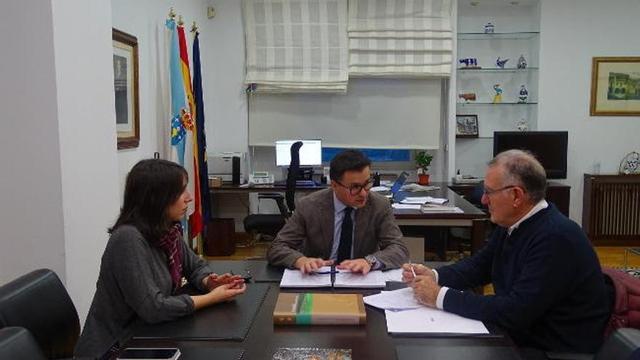 El conselleiro de Medio Rural (centro), la secretería técnica de la Consellería y el presidente de la Fegamp. | l. o.