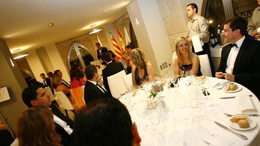 Los salones del Hotel Amérigo albergaron la cena de gala para dar la bienvenida al Rotary Club Alicante-Puerto