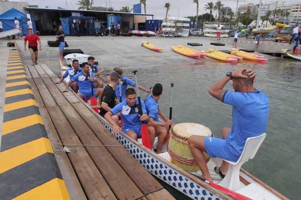 Los jugadores del FC Cartagena en el Club de Regat