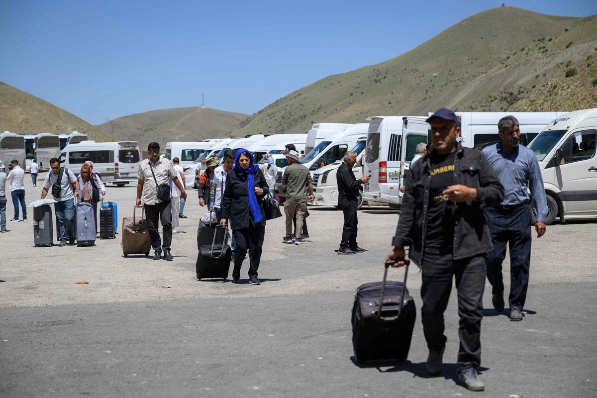 Els iranians fugen amb por de la guerra Els iranians fugen amb por de la guerra