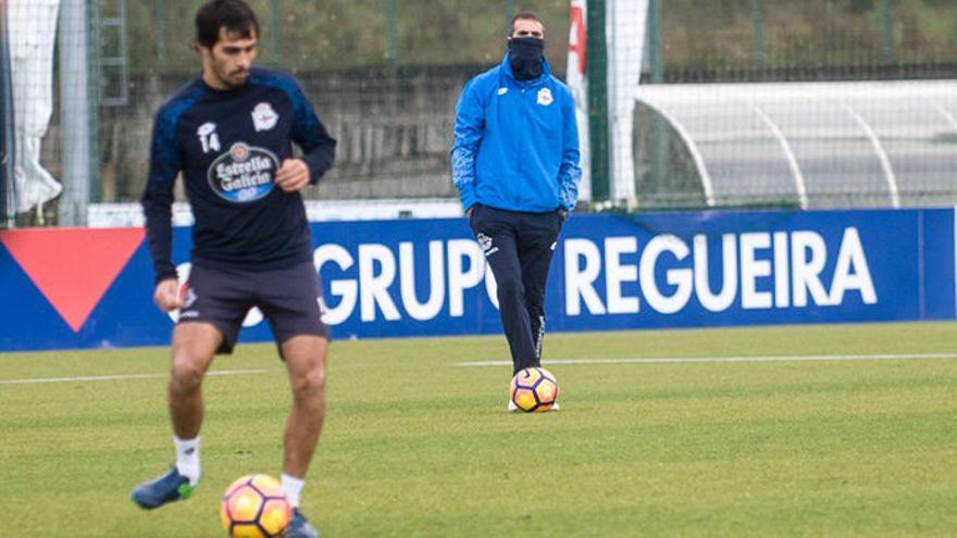 Arribas, en un entrenamiento, y Garitano al fondo.