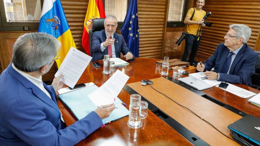 De izquierda a derecha Román Rodríguez, Ángel Víctor Torres y Julio Pérez en el Consejo de Gobierno de ayer. | | EFE