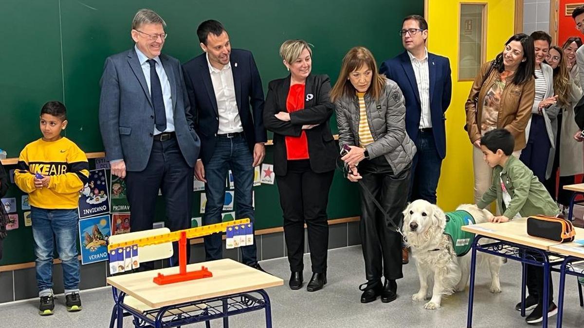 Puig, junto a Alsina, en su visita al nuevo colegio Jaume I de Vinaròs.