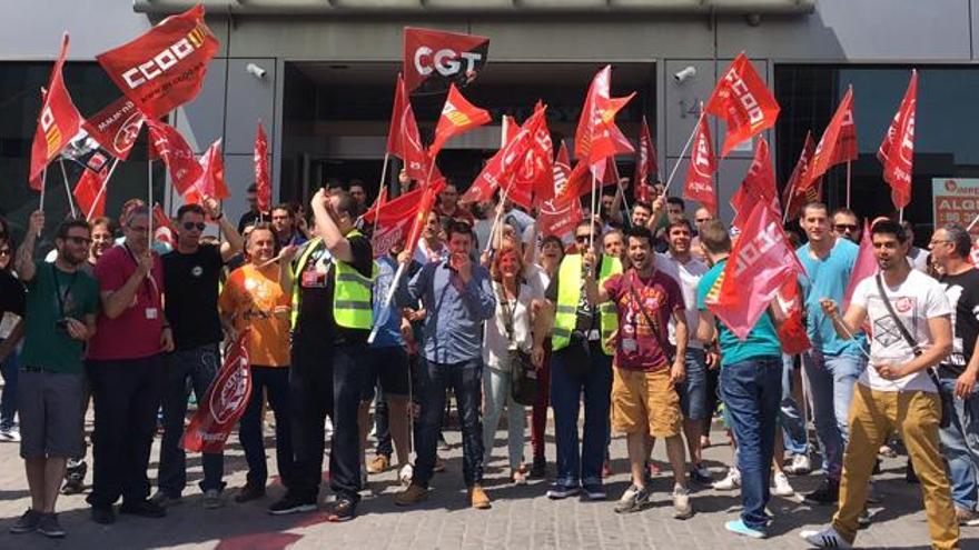 Manifestantes en defensa de los puestos de trabajo tras el anuncio de ERE de Indra.