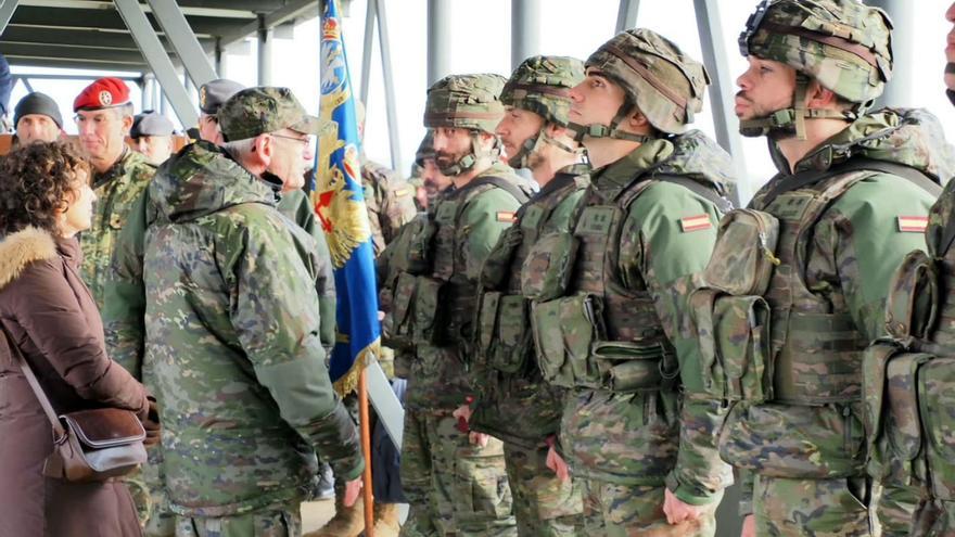 El almirante general Teodoro Esteban López Calderón, con los soldados.