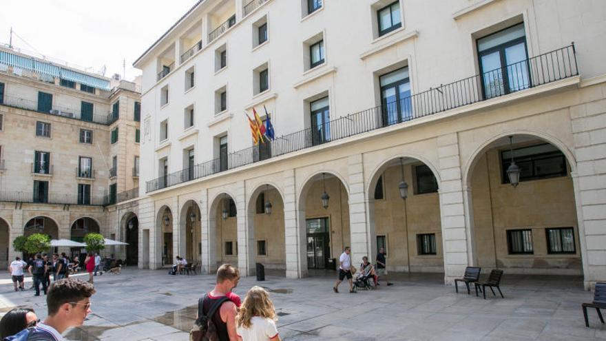 Condenado por masturbarse ante tres menores en una cala de Alicante