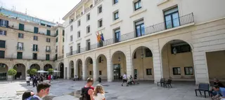 Condenado por masturbarse ante tres menores en una cala de Alicante