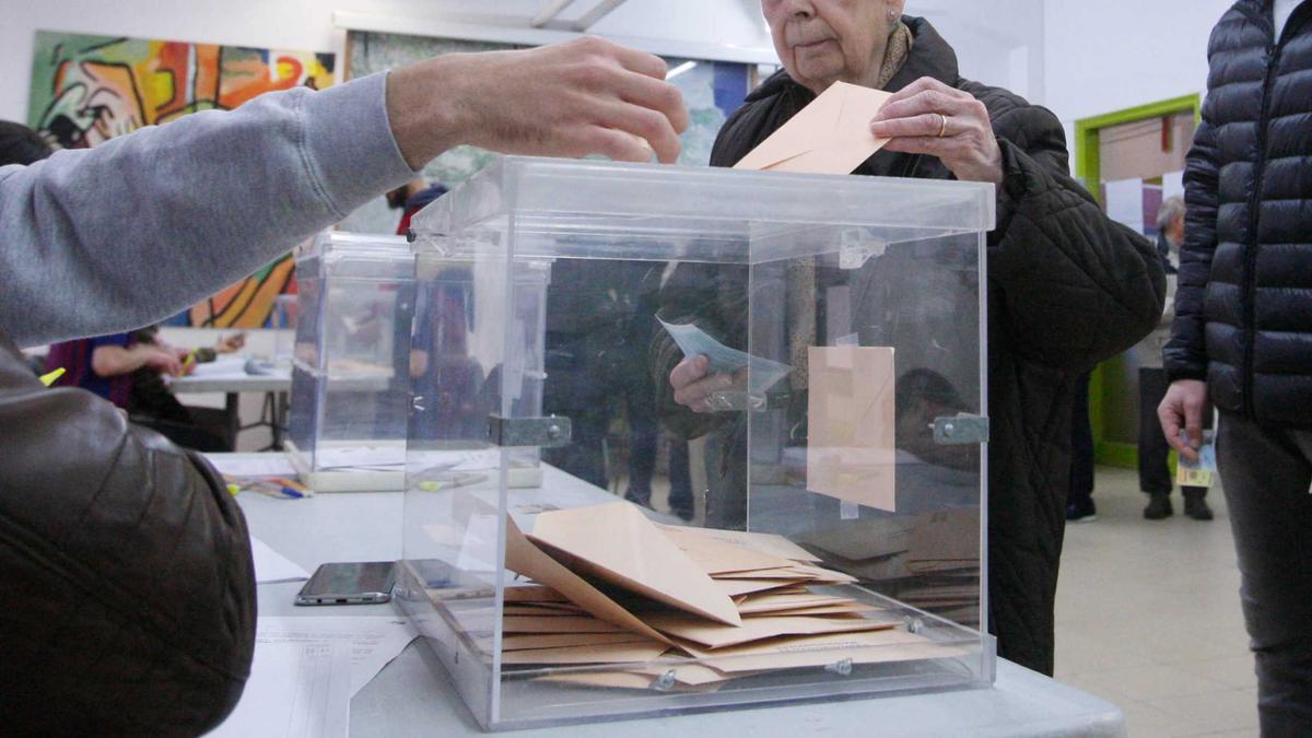 Una ciutadana diposita el seu vot en una urna electoral, en una imatge d'arxiu.
