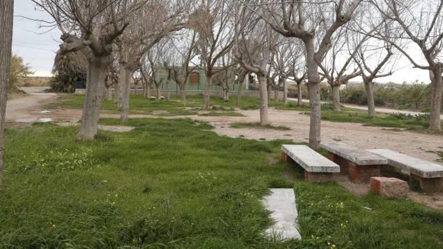 Zona verde junto a la caseta del Sindicato de Riegos de Cullera que se cederá al ayuntamiento como espacio de ocio.