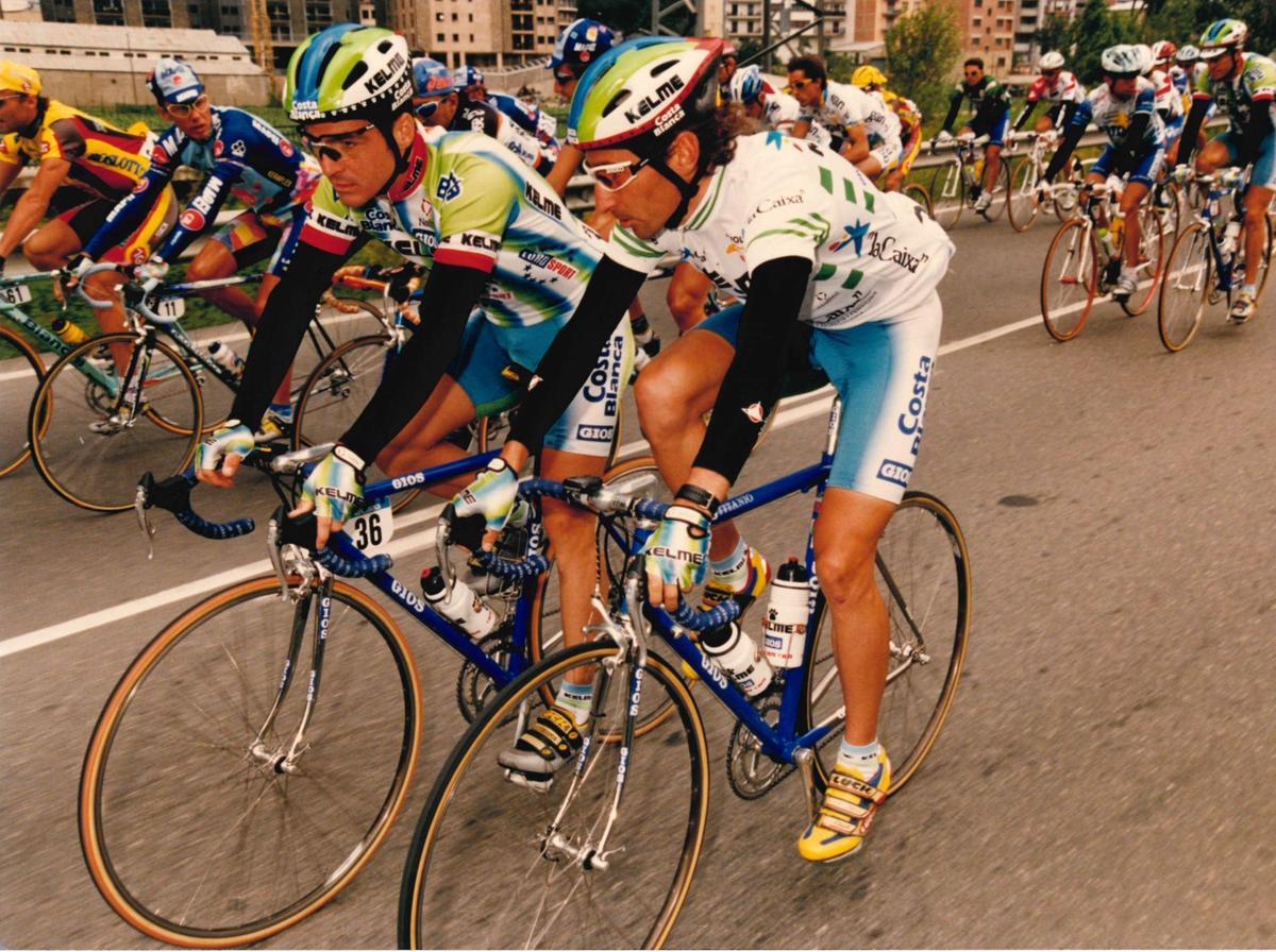 Fernando Escartín, con el jersey de líder de la Volta, junto a Ángel Edo.