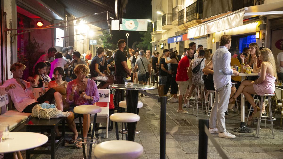 Gente en la calle del Pecat en Sitges, la mayoría turistas, el pasado jueves.