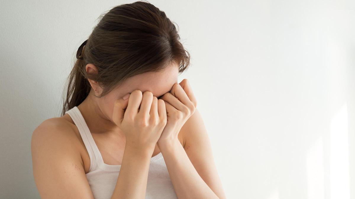 Una chica llorando, triste: ¿por qué lloro sin motivo?