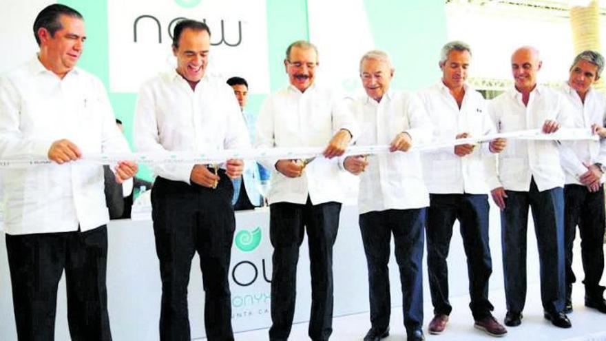 Inauguracion de la ampliación del Hotel Now Onyx Punta Cana, en 2019, con el entonces presidente de República Dominicana, Danilo Medina, junto a Enrique Martinón (tercero y cuarto por la izq). | | E.D.