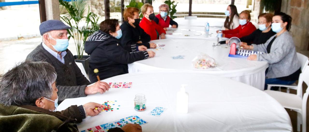 Participantes en una de las actividades del programa Sempre Xoven de Vilanova.