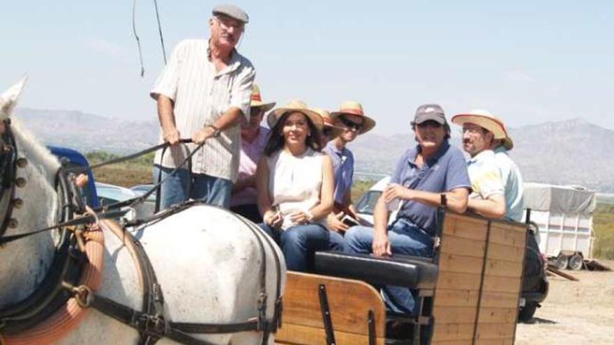 Los alcaldes de la comarca se dieron un paseo en carro por El Hondo.