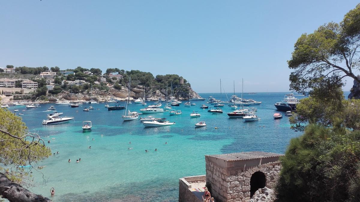 Barcos fondeados en Portals Vells, en el municipio de Calvià