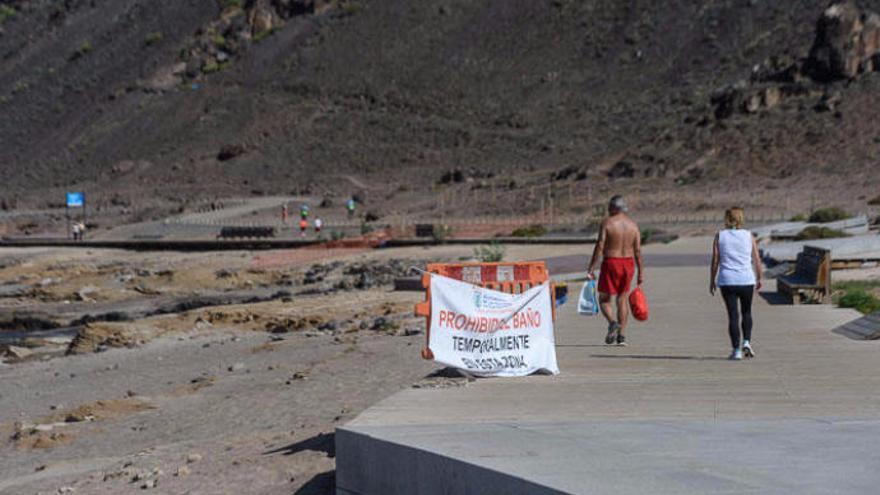 Costa de El Confital, cerrada al baño por vertidos el pasado abril.