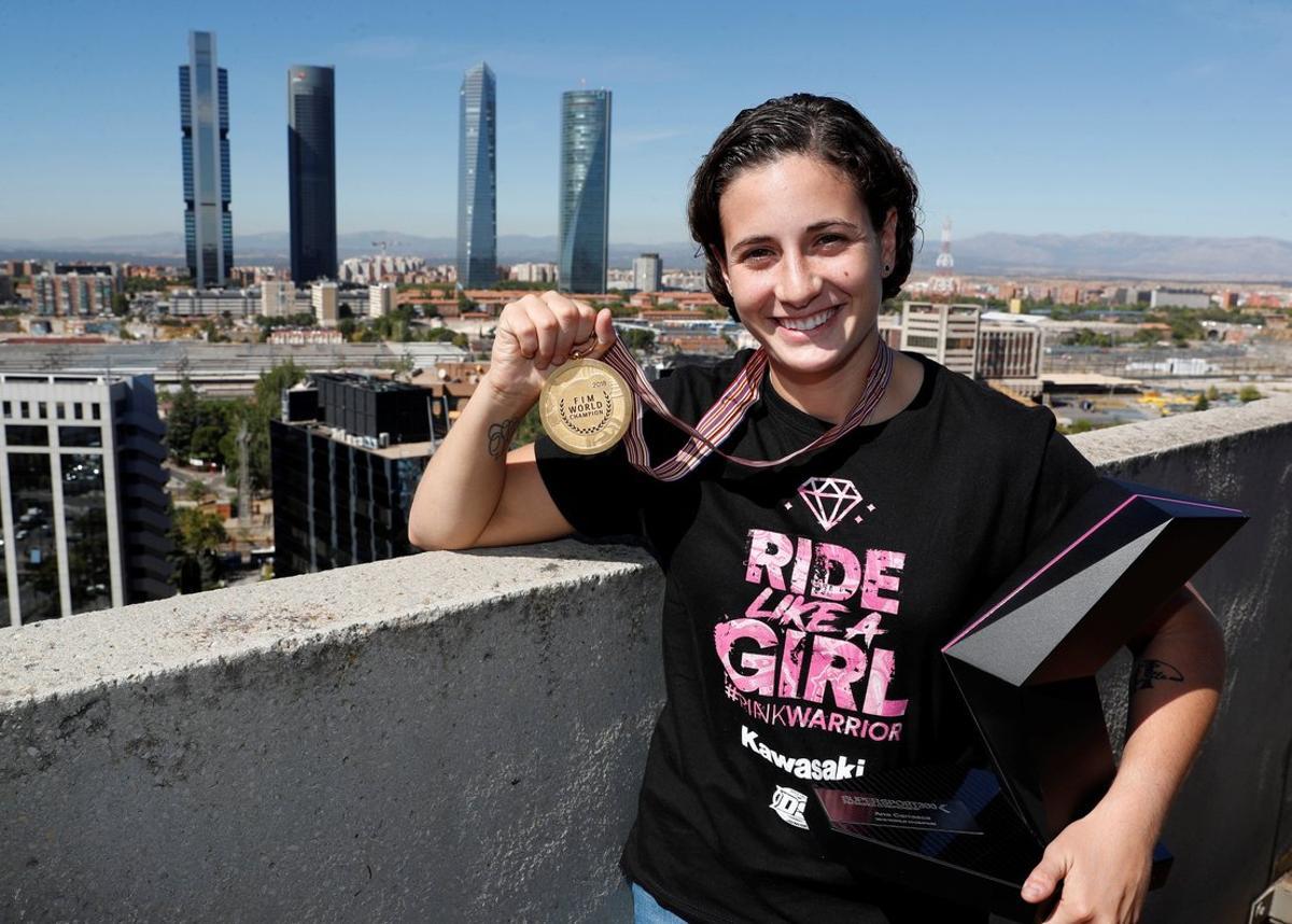 GRAF8343. MADRID, 02/10/2018.- La piloto española de 21 años Ana Carrasco durante la entrevista concedida hoy a la Agencia Efe tras proclamarse el domingo en Francia campeona de la categoría Supersport 300 de superbikes. La piloto de la localidad murciana de Cehegín, que el domingo partió en el puesto 25 de la parrilla de salida en Magny Cours, aseguró el triunfo en la general con la decimotercera plaza y ahora asiste con tranquilidad a la repercusión de su éxito sin precedentes. EFE/Ángel Díaz GRAF8343. MADRID, 02/10/2018.- La piloto española de 21 años Ana Carrasco durante la entrevista concedida hoy a la Agencia Efe tras proclamarse el domingo en Francia campeona de la categoría Supersport 300 de superbikes. La piloto de la localidad murciana de Cehegín, que el domingo partió en el puesto 25 de la parrilla de salida en Magny Cours, aseguró el triunfo en la general con la decimotercera plaza y ahora asiste con tranquilidad a la repercusión de su éxito sin precedentes. EFE/Ángel Díaz