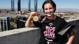 GRAF8343. MADRID, 02/10/2018.- La piloto española de 21 años Ana Carrasco durante la entrevista concedida hoy a la Agencia Efe tras proclamarse el domingo en Francia campeona de la categoría Supersport 300 de superbikes. La piloto de la localidad murciana de Cehegín, que el domingo partió en el puesto 25 de la parrilla de salida en Magny Cours, aseguró el triunfo en la general con la decimotercera plaza y ahora asiste con tranquilidad a la repercusión de su éxito sin precedentes. EFE/Ángel Díaz