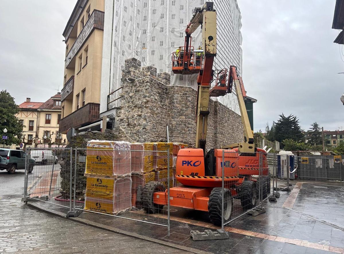 A la izquierda, los trabajos de restauración de la muralla prácticamente listos. Debajo, el estado de la cerca cuando se iniciaron las obras.  | J. A. O.