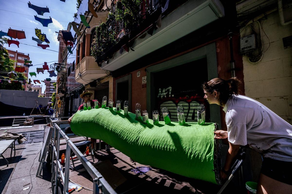Barcelona 21/08/2026 Barcelona Preparativos de la calle Alcodea de Baix en las fiestas de Sants,que homenajea ese misterio cotidiano del 'calcetín perdido'. AUTOR: JORDI OTIX