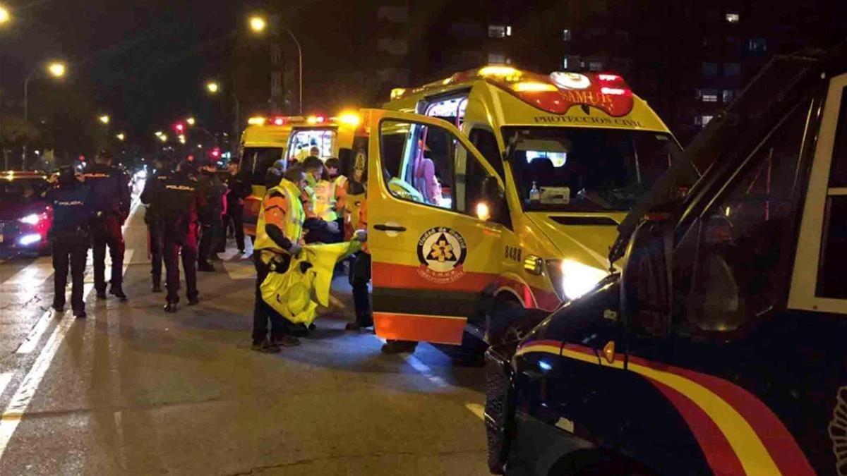 Miembros del Samir y de la Policía Nacional, el pasado miércoles en las cercanías del Wanda Metropolitano.