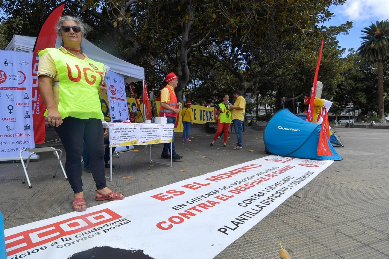 Acampada: "Salvemos el servicio postal"