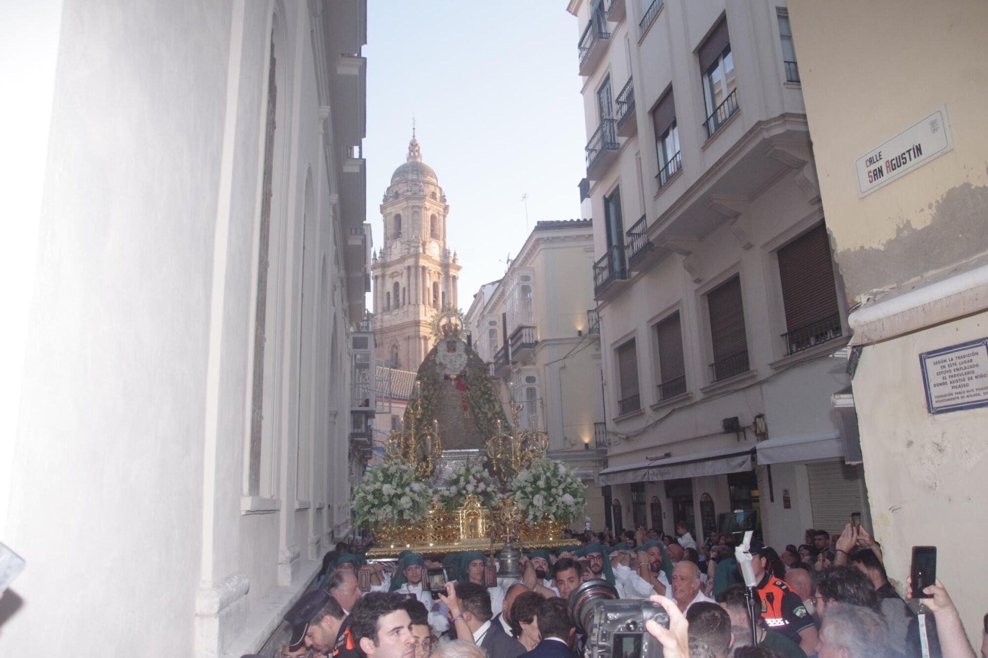Procesión triunfal de regreso de la Virgen de la Esperanza a su basílica tras su peregrinación a Roma