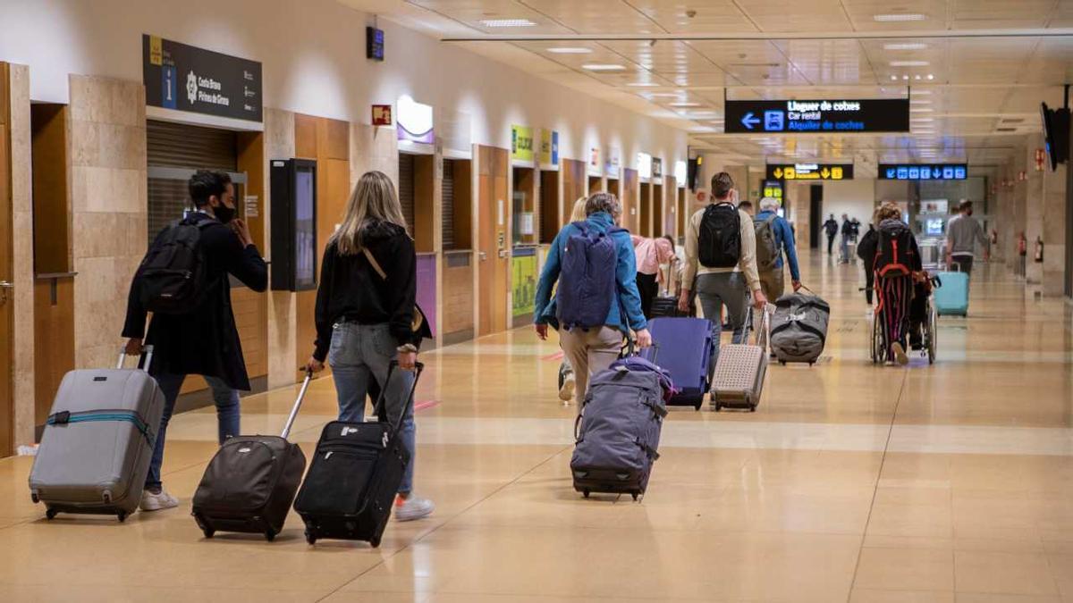 Diversos viatgers transiten per l&#039;aeroport de Girona