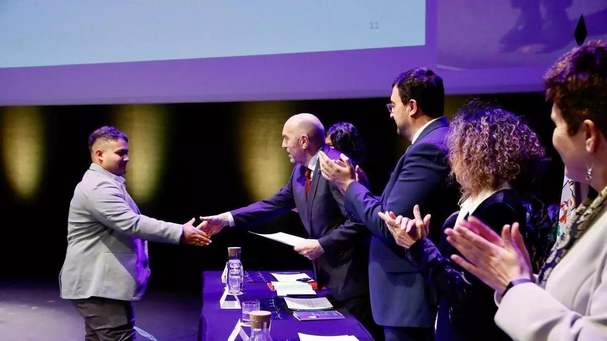 Brian Castellón recibiendo dándole la mano a Juan Cofiño.