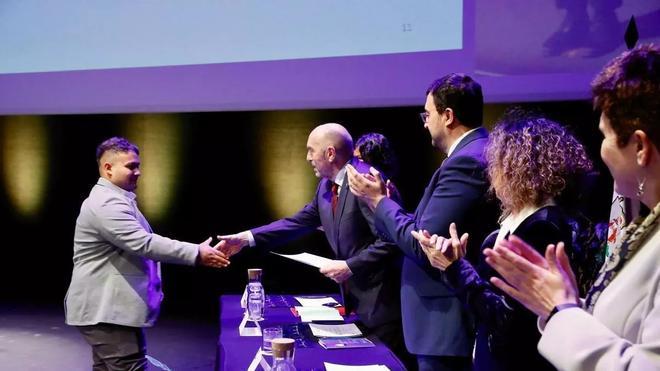 Brian Castellón recibiendo dándole la mano a Juan Cofiño.