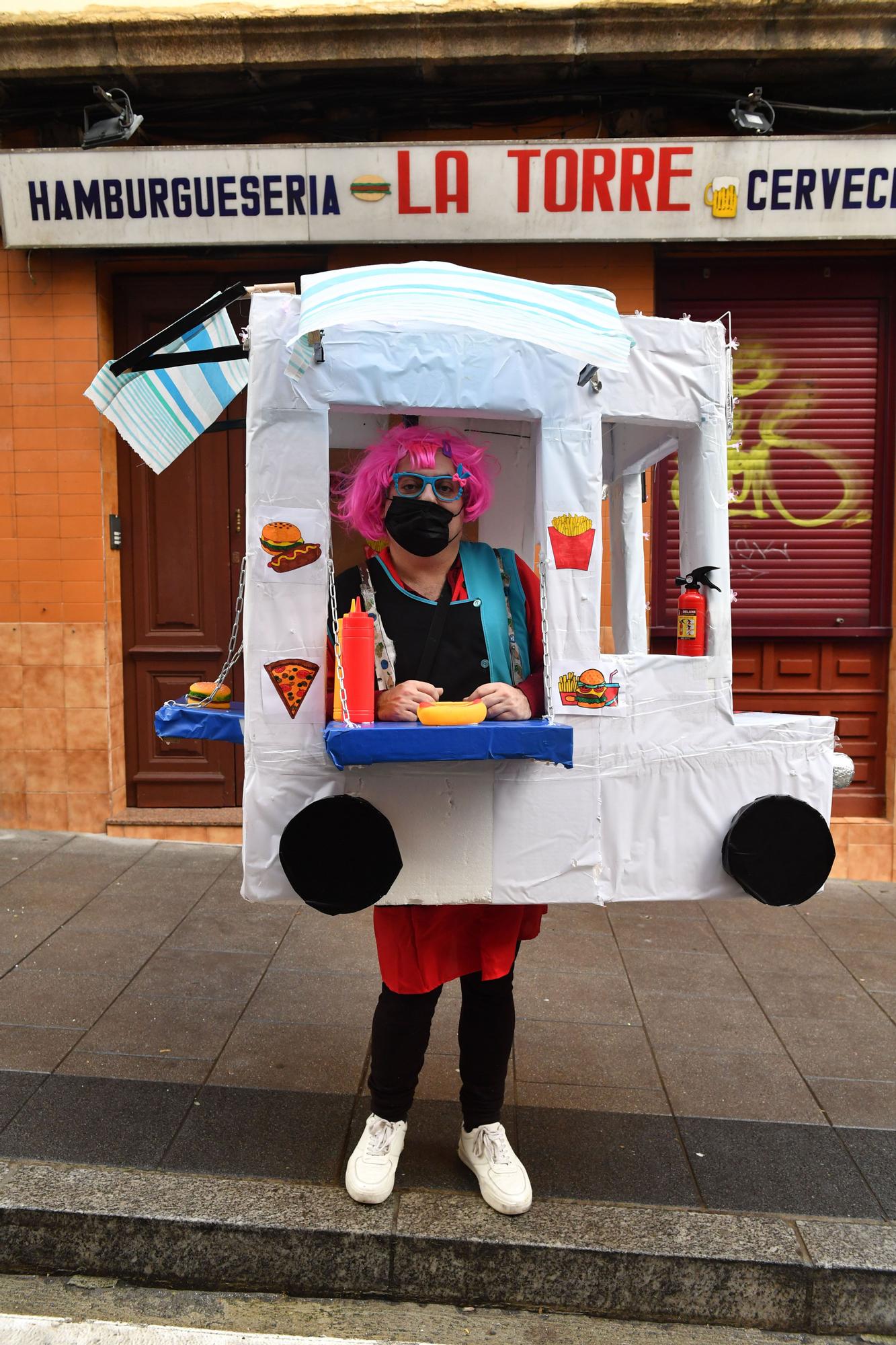 Martes de Carnaval: fiesta 'choqueira' en la calle de la Torre