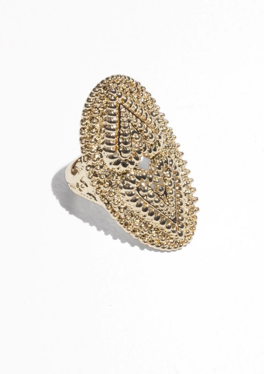 Joyería de verano: anillo tallado