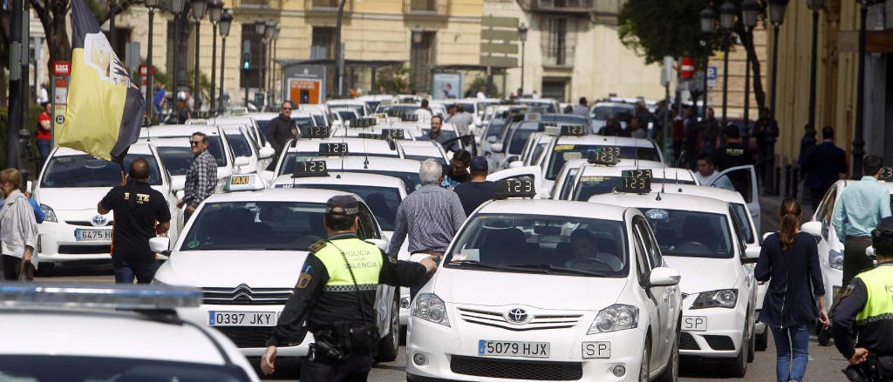 Una decena de empresas piden mil licencias para competir con el taxi