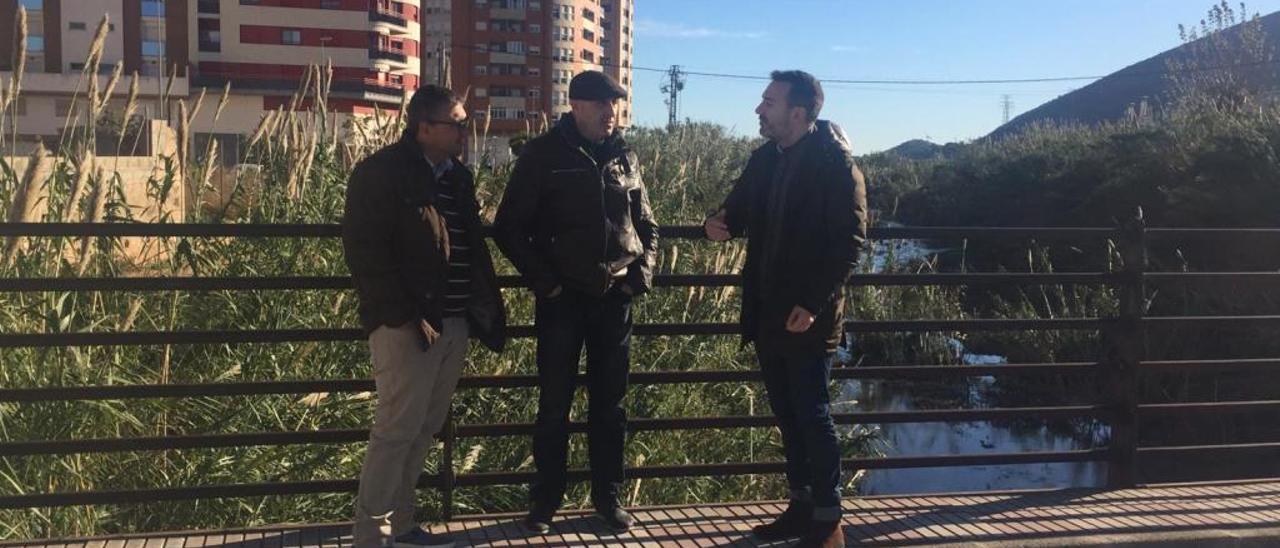 Polo conversa con Josep Llàcer y Jordi Juan en el puente sobre el río Vaca.